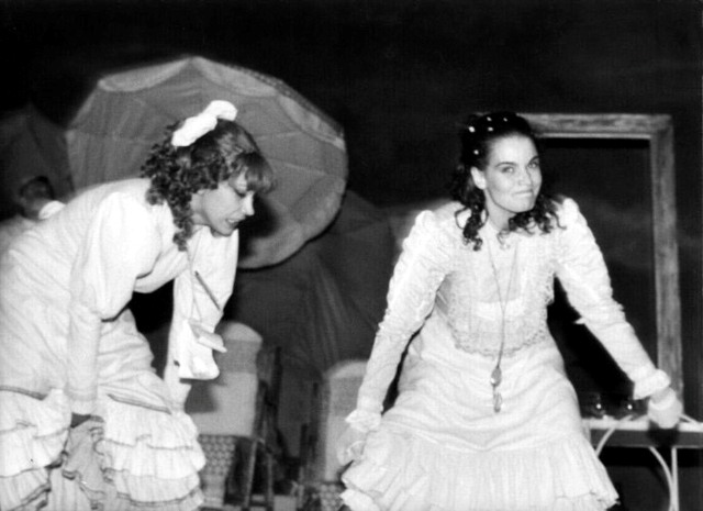 Maia Morgenstern și Oana Pellea, în ”Bună seara, domnule Wilde!”, musical de Eugen Mirea și Henri Mălineanu, regia: Nae Caranfil (1987) foto Teatrul Tineretului