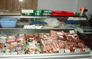 Aproape jumate din produsele alimentare controlate de protecția consumatorului în comunele din Neamț sunt necorespunzătoare