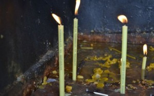 Episcopia avertizează: de Paști, atenție la lumânările contrafăcute