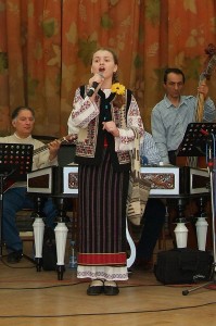 Trofeul festivalului “Cântec drag din plai străbun” câștigat de Mara Apetrei