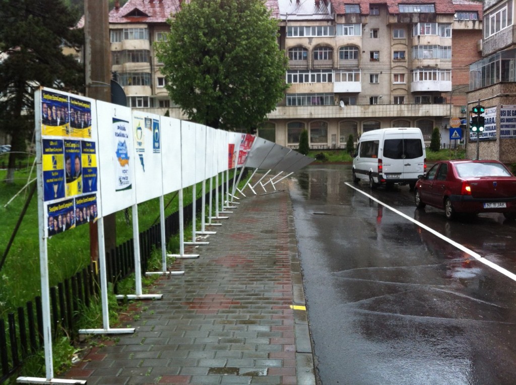 Panourile electorale, pericol pentru circulație panouri1