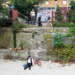 Victima în așteptarea salvatorilor sub supravegherea poliției locale