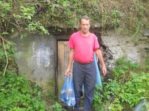 Se întâmplă în Neamț: omul care trăiește în beciul casei