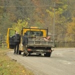 (FOTO) Tehnică revoluționară de reparare a drumurilor în Neamț: acoperirea gropilor din asfalt cu pământ