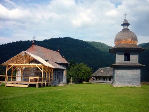 Mănăstirea Tarcău &#8211; combinație nefericită între frasin și tablă ruginită