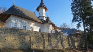 Mănăstirea Bisericani – monumentul care „pică” la primul cutremur