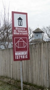 Indicatoare „mincinoase”  pe o biserică din Girov