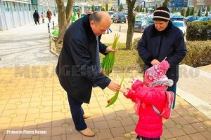 Sărbătorire în stil mare la Primăria Piatra Neamț: Plătești taxele, primești o floare!