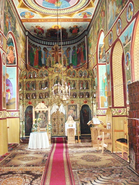 Biserica Davideni: ulei, fân și tâmplărie din lemn stratificat GALERIE FOTO