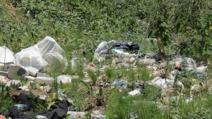 Nesimțire turistică: Se „naște” o groapă de gunoi la poarta orașului