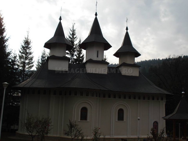 Manastirea-Durau1.jpg