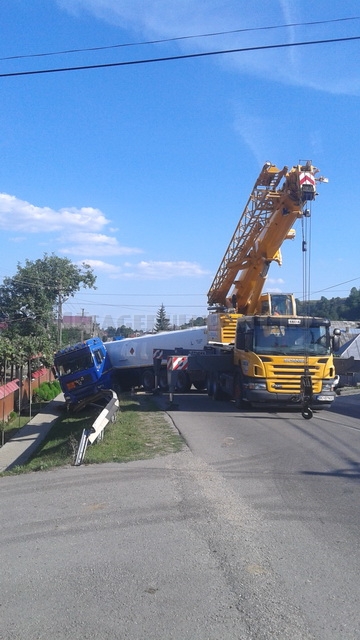 ACTUALIZARE Cisternă răsturnată în Ruseni GALERII FOTO