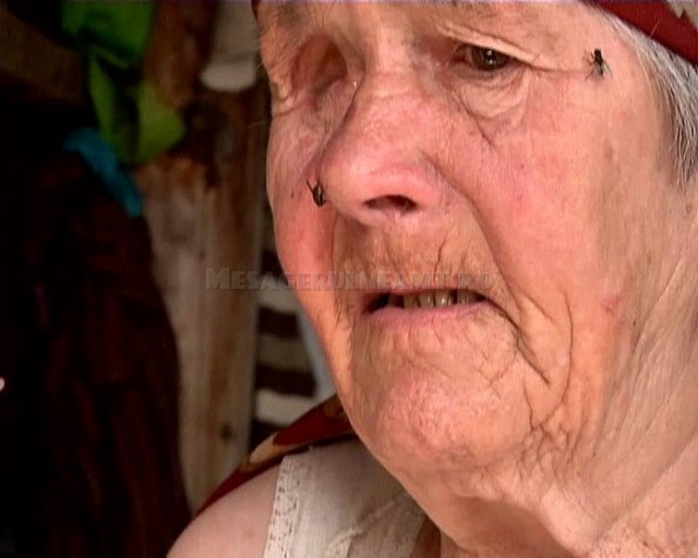 După o viață în mizerie, o bătrână din Dumbrava Roșie va fi internată într-un centru