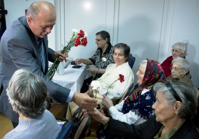 Ziua Persoanelor Vârstnice &#8211; prilej de sărbătoare la Centrul Social Pietricica GALERIE FOTO