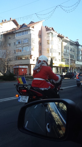 Moși și Crăciunițe pe motociclete la Piatra Neamț. Galerie foto