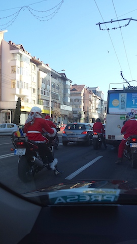 Moși și Crăciunițe pe motociclete la Piatra Neamț. Galerie foto