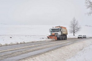 Cine curăță zăpada în Neamț și câți bani face din aceasta?