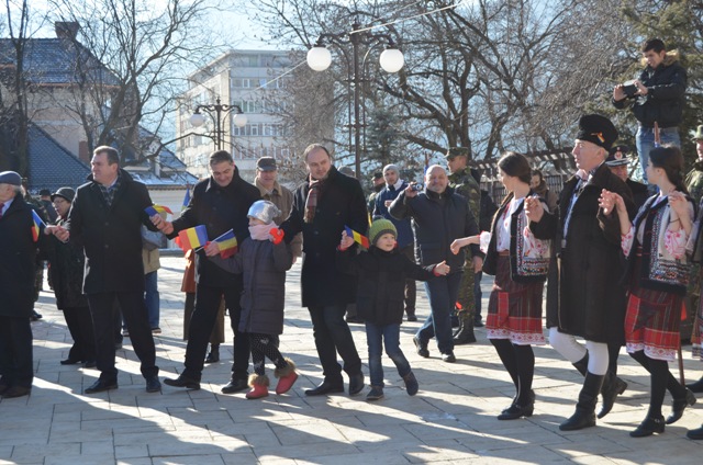 24 IANUARIE: Hora politicienilor în Curtea Domnească din Piatra Neamț GALERIE FOTO