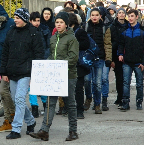 GALERIE FOTO Protest al părinților de la &#8220;Spiru Haret&#8221; în fața ISJ Neamț