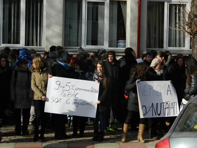 GALERIE FOTO Protest al părinților de la &#8220;Spiru Haret&#8221; în fața ISJ Neamț