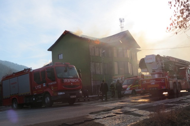 Incendiu de proporții la Vaduri: Arde „Casa Ardeleanului”! GALERIE FOTO