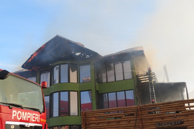 Incendiu de proporții la Vaduri: Arde „Casa Ardeleanului”! GALERIE FOTO