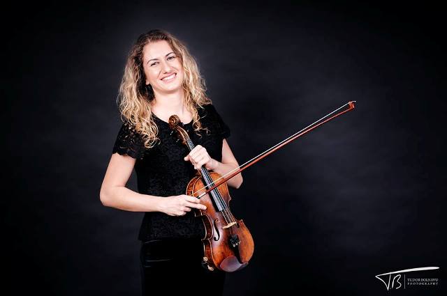Sara Stroici – violonista care a „cântat” cu pixul pe o carte