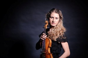 Sara Stroici – violonista care a „cântat” cu pixul pe o carte