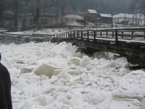 IARNA LA NEAMȚ: Autoritățile monitorizează ghețurile de pe Bistrița