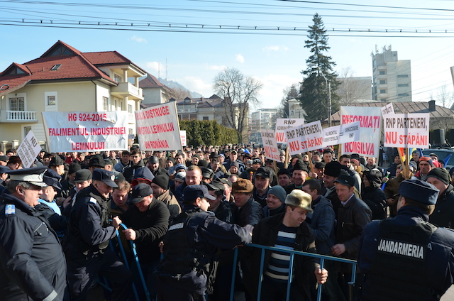 Un protest cu cântec al forestierilor la Piatra Neamț