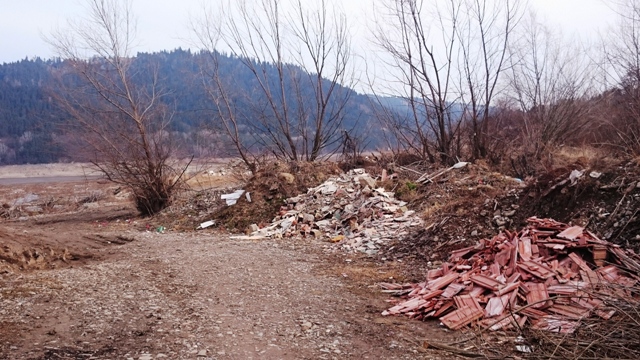 Valea Bistriței „mustește” de depozite de clostridii &#8211; GALERIE FOTO