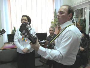 Polițistul care învață „florile” să cânte la chitară