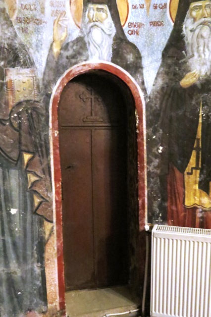 Schitul Doamna &#8211; monumentul cu bucăți de iconostas în strană