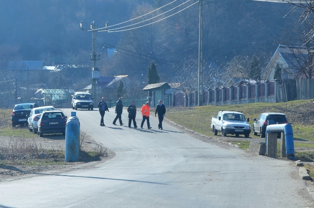 Polițiștii locali strâng gunoaiele din Văleni