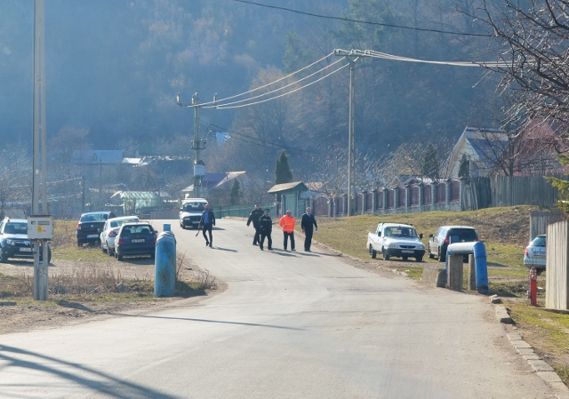 Polițiștii locali strâng gunoaiele din Văleni