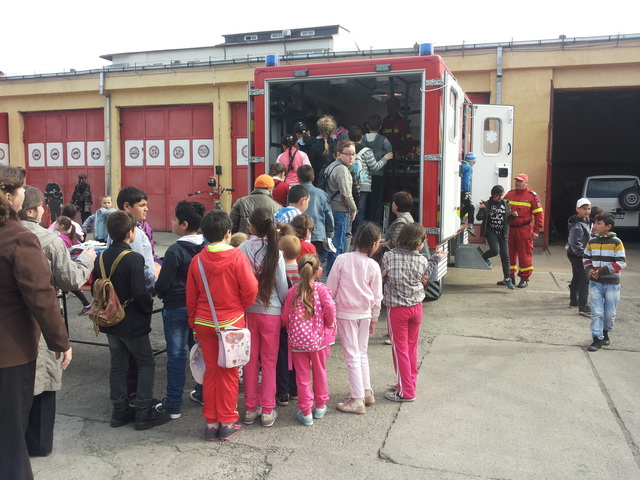 GALERIE FOTO Peste 1.000 de copii „au dat iama” în garajele pompierilor