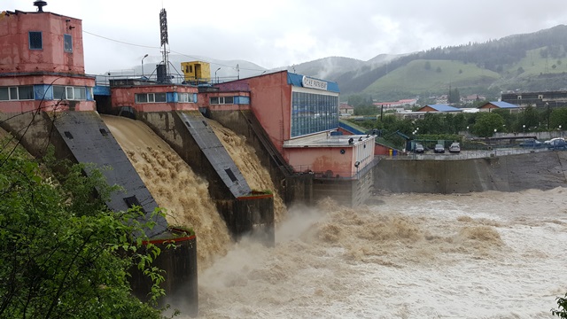 GALERIE FOTO Urmările inundațiilor la Piatra Neamț