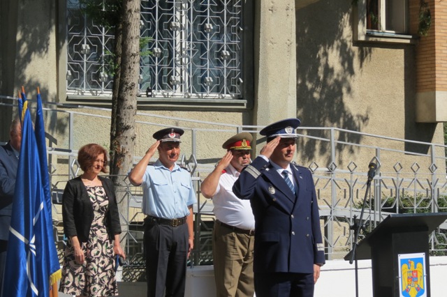 Flori, emoții și chei uitate în portieră la ceremonia noilor polițiști