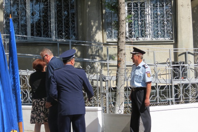 Flori, emoții și chei uitate în portieră la ceremonia noilor polițiști