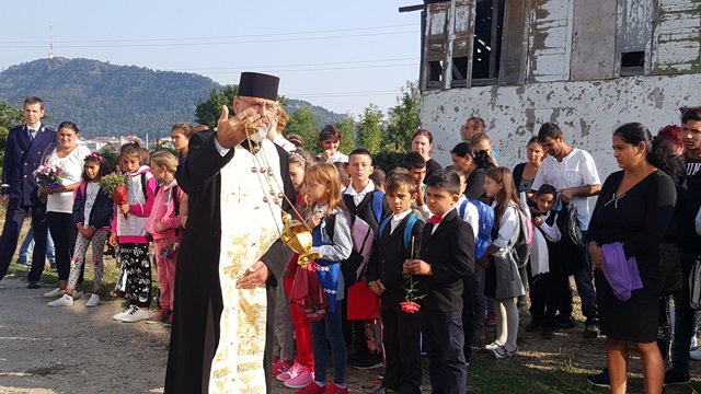 În prima zi de școală, preotul s-a grăbit să ajungă la Văleni