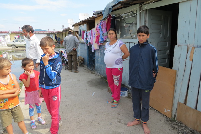 Romii din Văleni se plâng de frig, dar uită c-au distrus containerele