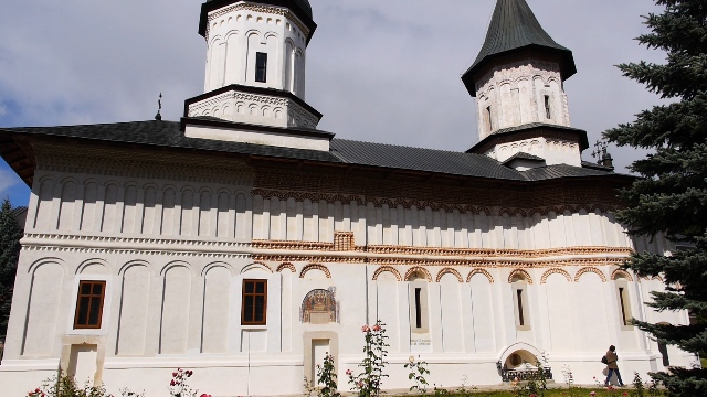 Biserica din cimitirul Mănăstirii Secu ”moare” printre morminte