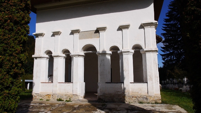 Biserica din cimitirul Mănăstirii Secu ”moare” printre morminte