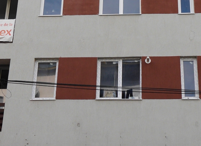 Paradoxul construcțiilor la Piatra Neamț: Bloc minune în peisaj, Primărie în blocaj