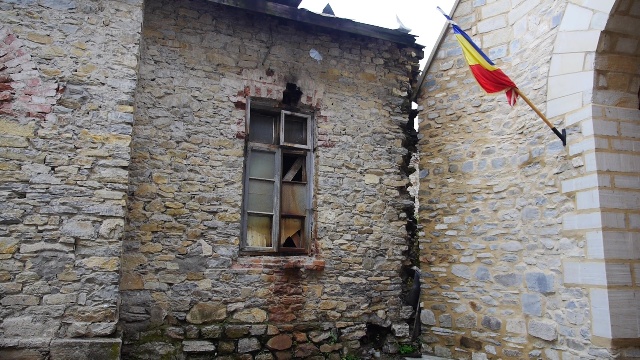 Categoria ”Dorel de mănăstire”: Clopotnița de la Pângărați &#8211; cu un ”picior” în corpul de chilii