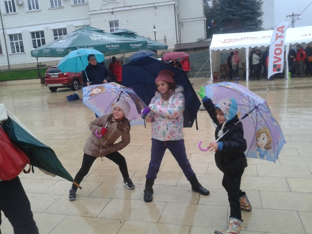 GALERIE FOTO Ce se poate face pe ploaie torențială la Piatra Neamț