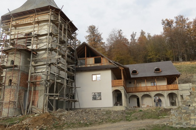 Cu proiectul de ”urgență” la CNI, Mănăstirea Bisericani mai prinde o iarnă cu zidul surpat