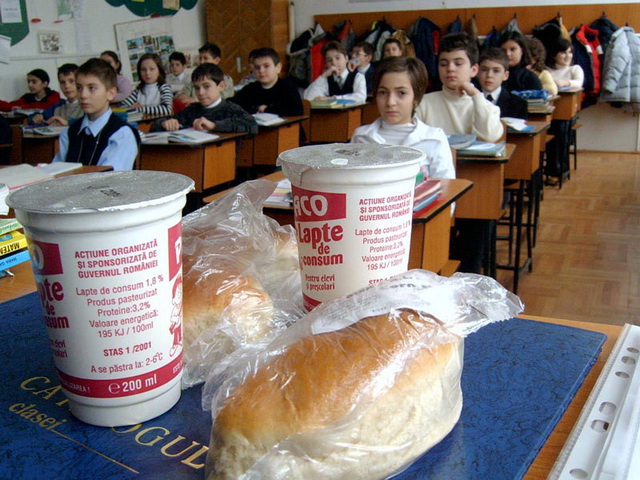 Lapte, corn și mere de peste 17 milioane lei pentru elevii nemțeni