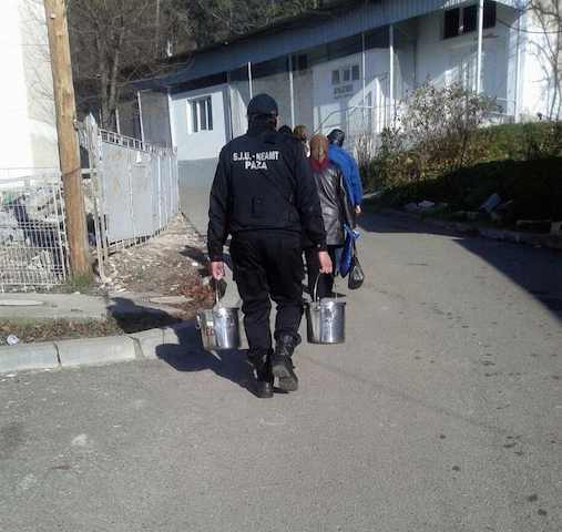 Paznici polivalenți la Spitalul Județean: livrează mâncarea la găleată!