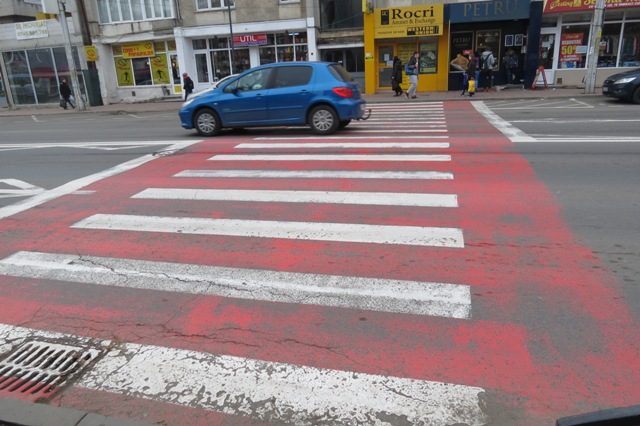 Derdelușuri colorate pe trecerile din Piatra Neamț. Galerie foto